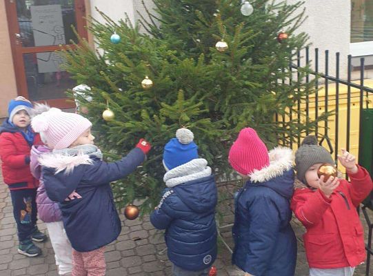 Gr.I Maluchy stroją choinkę
