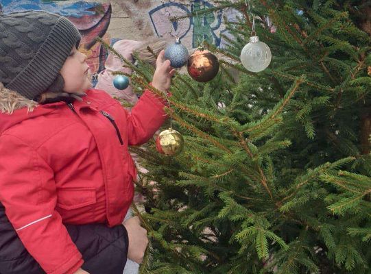 Gr.I Maluchy stroją choinkę