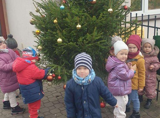 Gr.I Maluchy stroją choinkę