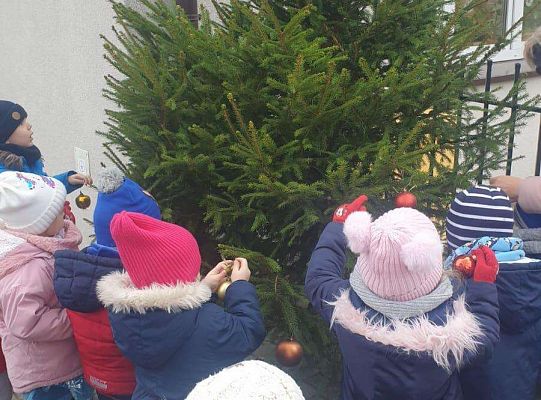 Gr.I Maluchy stroją choinkę