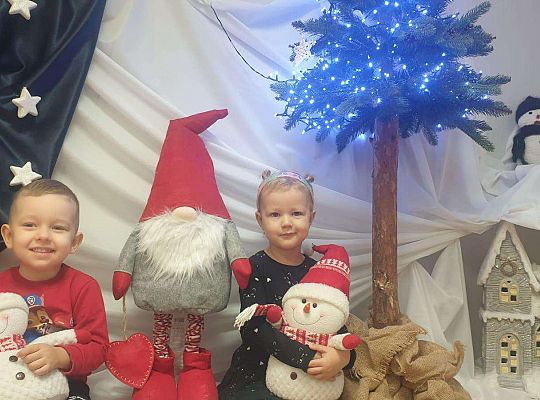 Gr.I Maluchy stroją choinkę