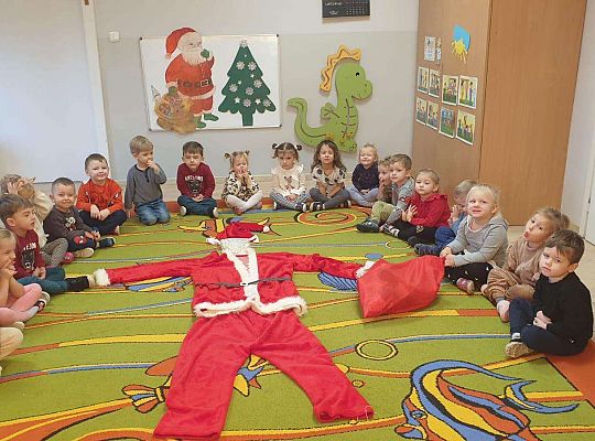 Gr.I Maluchy stroją choinkę