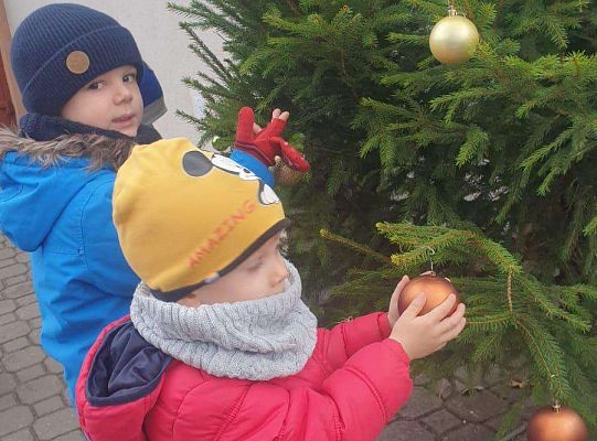 Gr.I Maluchy stroją choinkę