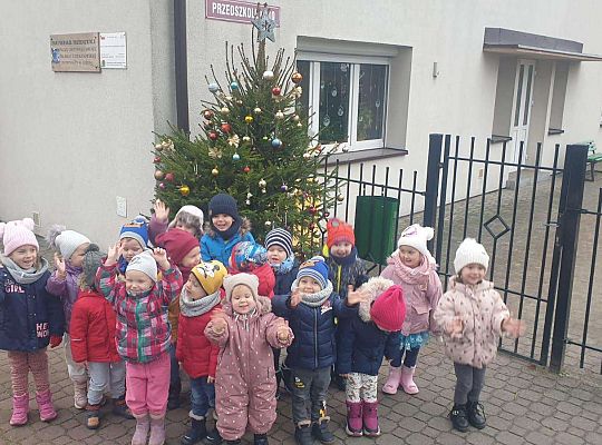 Gr.I Maluchy stroją choinkę