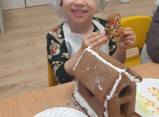 Gr.I Maluchy ozdabiają pierniczki