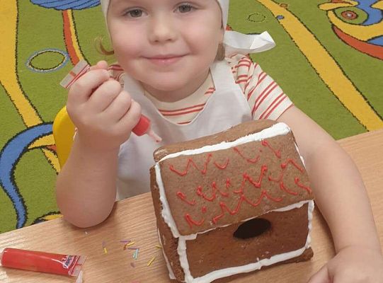 Gr.I Maluchy ozdabiają pierniczki