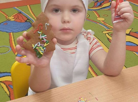 Gr.I Maluchy ozdabiają pierniczki