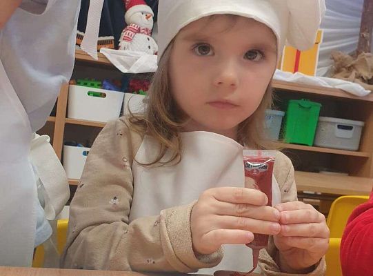 Gr.I Maluchy ozdabiają pierniczki