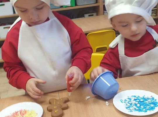 Gr.I Maluchy ozdabiają pierniczki