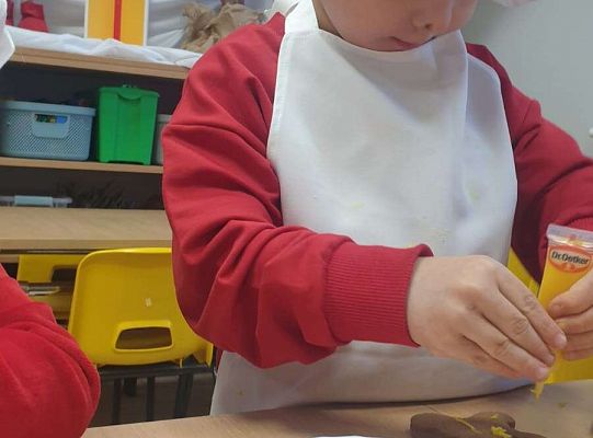 Gr.I Maluchy ozdabiają pierniczki