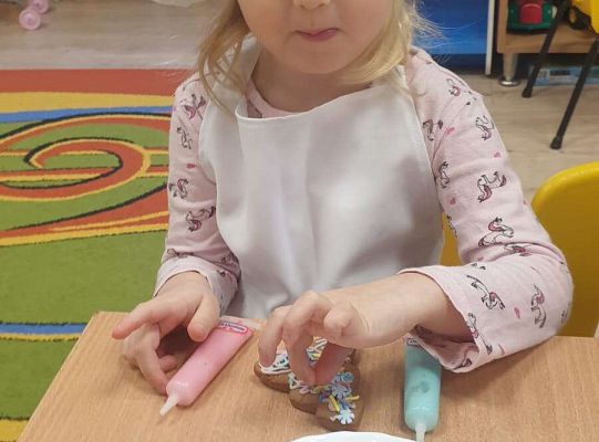 Gr.I Maluchy ozdabiają pierniczki