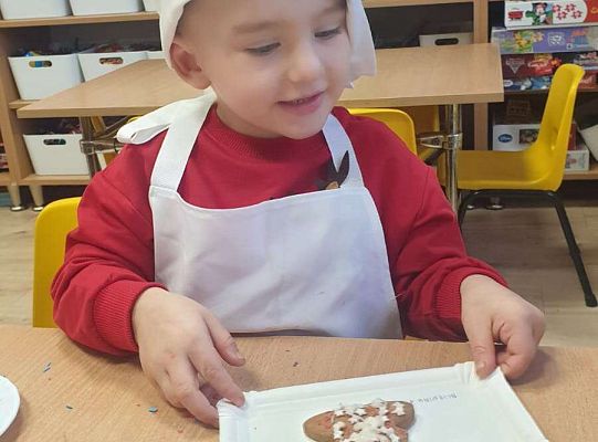 Gr.I Maluchy ozdabiają pierniczki