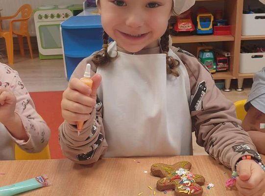 Gr.I Maluchy ozdabiają pierniczki