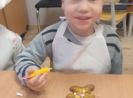 Gr.I Maluchy ozdabiają pierniczki