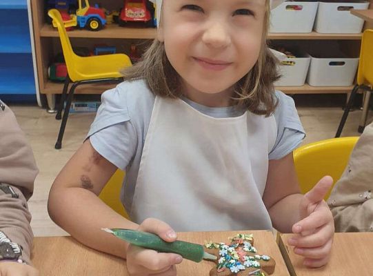 Gr.I Maluchy ozdabiają pierniczki