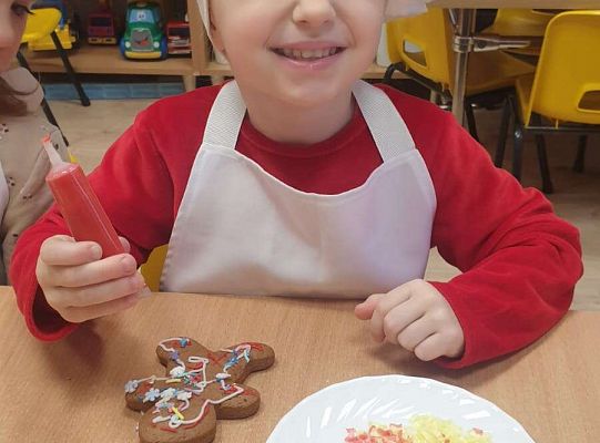 Gr.I Maluchy ozdabiają pierniczki