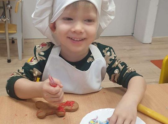 Gr.I Maluchy ozdabiają pierniczki