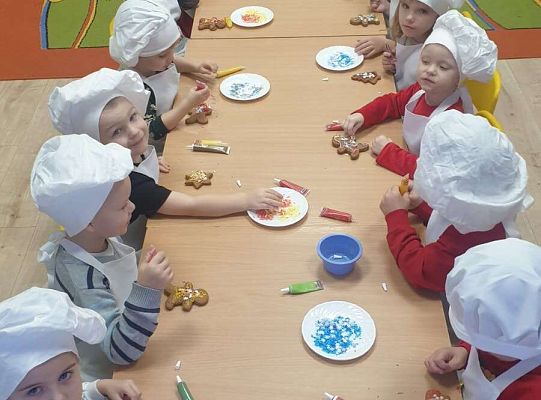 Gr.I Maluchy ozdabiają pierniczki