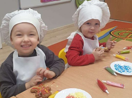 Gr.I Maluchy ozdabiają pierniczki