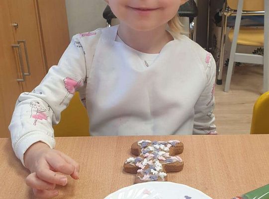 Gr.I Maluchy ozdabiają pierniczki