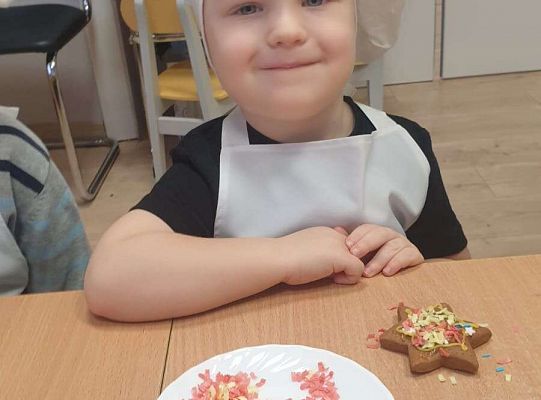 Gr.I Maluchy ozdabiają pierniczki