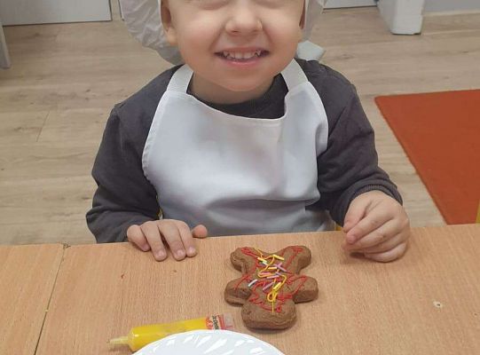 Gr.I Maluchy ozdabiają pierniczki