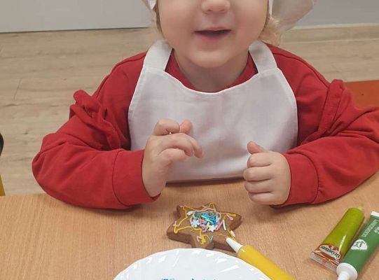 Gr.I Maluchy ozdabiają pierniczki