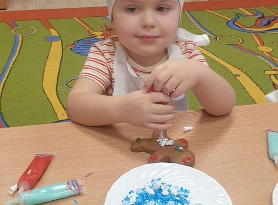 Gr.I Maluchy ozdabiają pierniczki