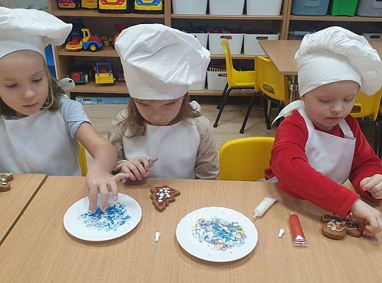 Gr.I Maluchy ozdabiają pierniczki