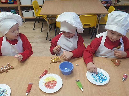Gr.I Maluchy ozdabiają pierniczki