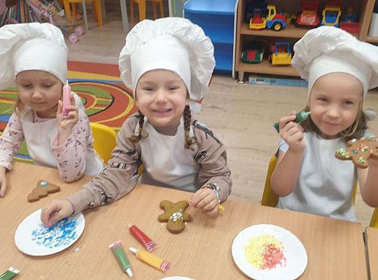 Gr.I Maluchy ozdabiają pierniczki