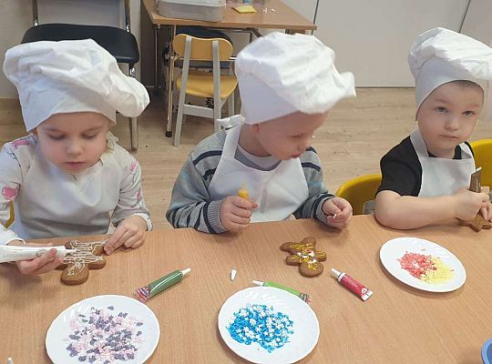 Gr.I Maluchy ozdabiają pierniczki