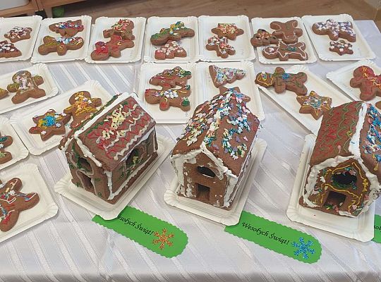 Gr.I Maluchy ozdabiają pierniczki