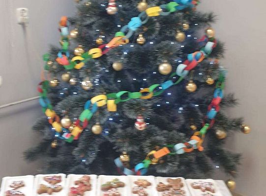 Gr.I Maluchy ozdabiają pierniczki