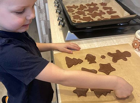 Gr.I Maluchy ozdabiają pierniczki