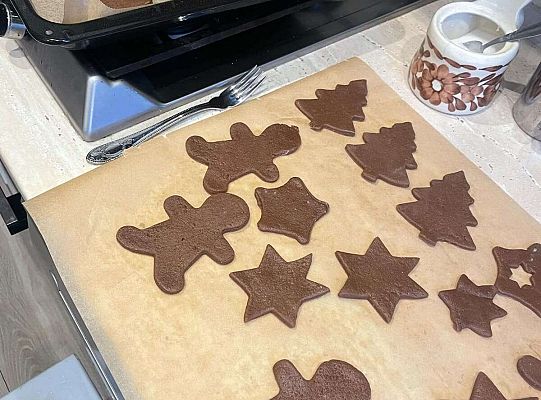 Gr.I Maluchy ozdabiają pierniczki