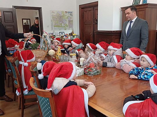 Gr. IV Z życzeniami w Urzędzie Miasta