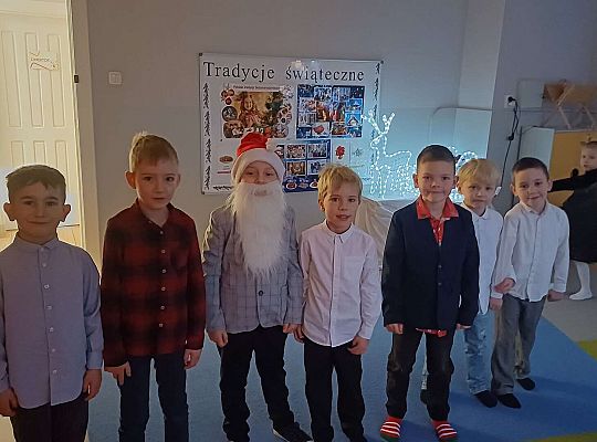 Gr. IV Przy wigilijnym stole ze świątecznymi życzeniami.