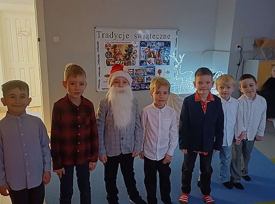 Gr. IV Przy wigilijnym stole ze świątecznymi życzeniami.