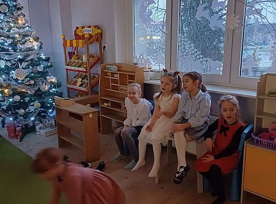 Gr. IV Przy wigilijnym stole ze świątecznymi życzeniami.