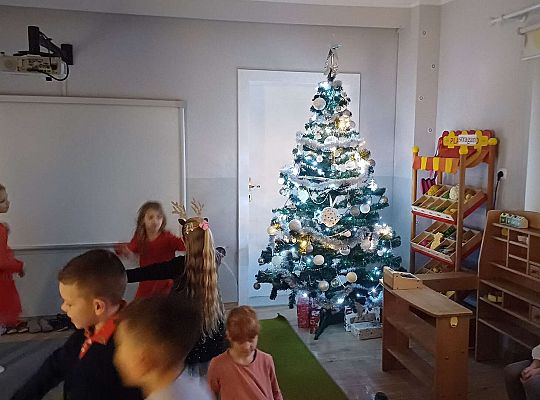 Gr. IV Przy wigilijnym stole ze świątecznymi życzeniami.