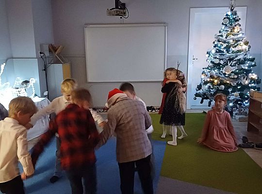 Gr. IV Przy wigilijnym stole ze świątecznymi życzeniami.