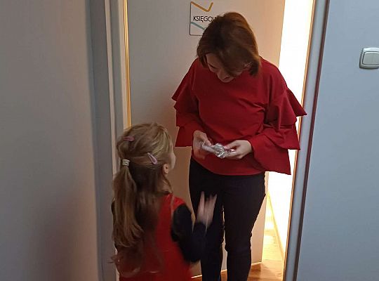 Gr. IV Przy wigilijnym stole ze świątecznymi życzeniami.