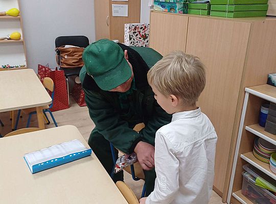 Gr. IV Przy wigilijnym stole ze świątecznymi życzeniami.