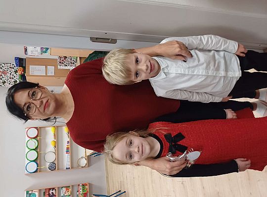 Gr. IV Przy wigilijnym stole ze świątecznymi życzeniami.