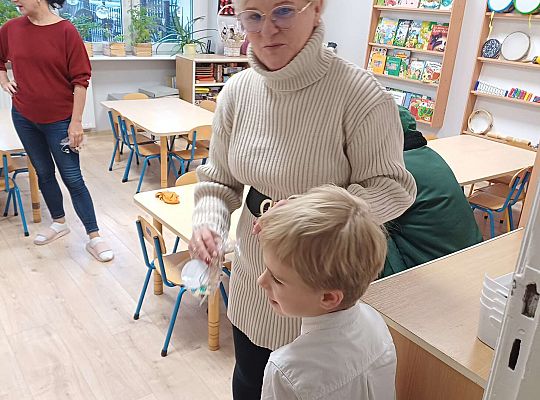 Gr. IV Przy wigilijnym stole ze świątecznymi życzeniami.