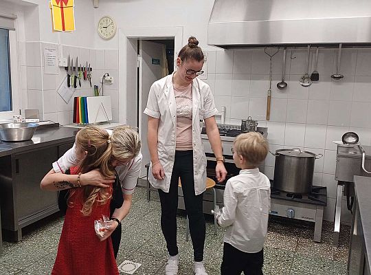 Gr. IV Przy wigilijnym stole ze świątecznymi życzeniami.