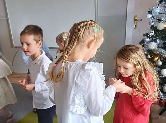 Gr. IV Przy wigilijnym stole ze świątecznymi życzeniami.