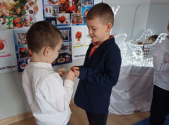 Gr. IV Przy wigilijnym stole ze świątecznymi życzeniami.