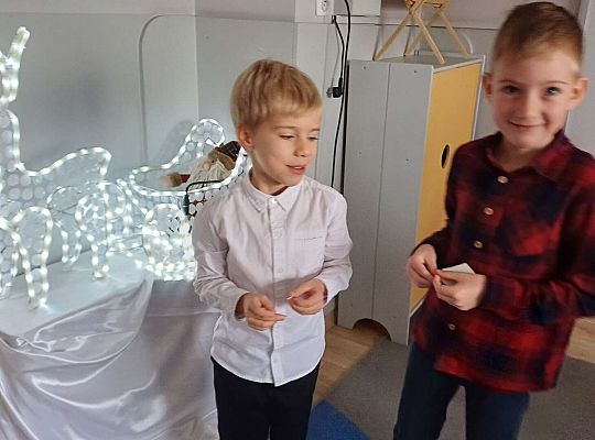 Gr. IV Przy wigilijnym stole ze świątecznymi życzeniami.